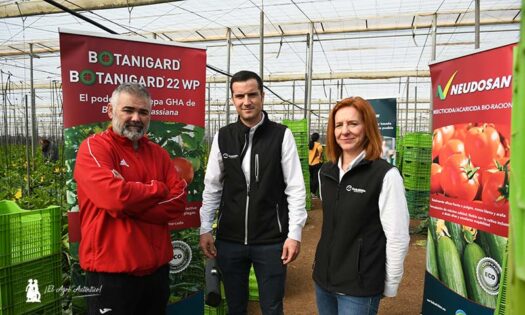 Francisco López en su finca con David Rubio y Ana Sicre de Certis Belchim / agroautentico.com