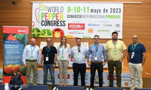 El catedrático Juan Manuel Ruiz con el equipo de Brandt Europe en el World Pepper Congress (Almería) / agroautentico.com