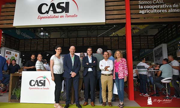 El presidente y gerente de CASI con los responsables de Tecnova en la feria agrícola de Infoagro Exhibition / agroautentico.com