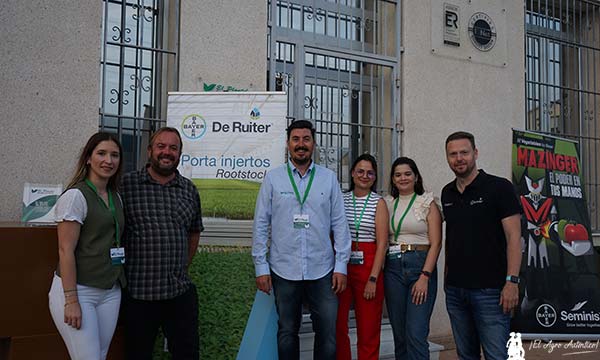 David Sánchez, director de producción de El Plantel Semilleros, con los amigos de Seminis / agroautentico.com