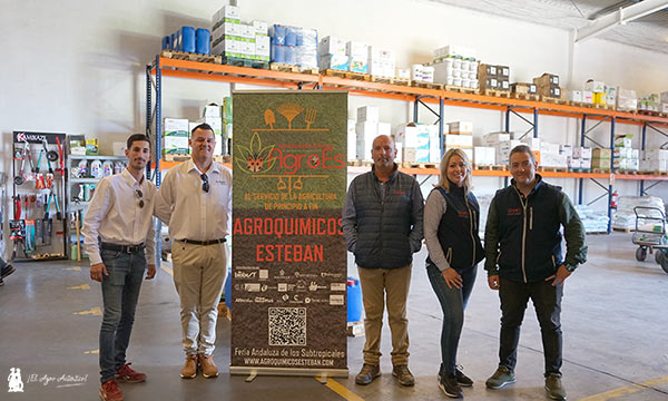 Francisco Lupión, Manolo Uroz, Alfonso Solier, Jessica Miñano y Santiago Navarro en Agroquímicos Esteban / agroautentico.com