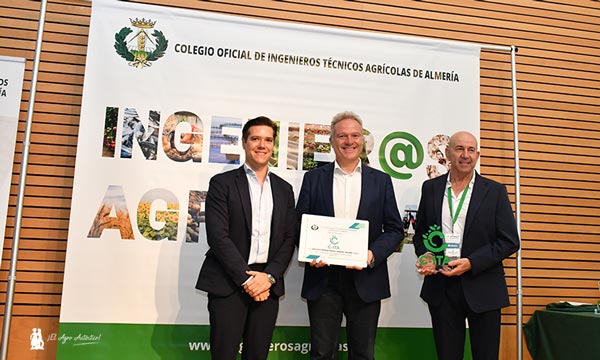 Presidente y gerente de CASI con el representante de la UAL en los premios COIAAL / agroautentico.com