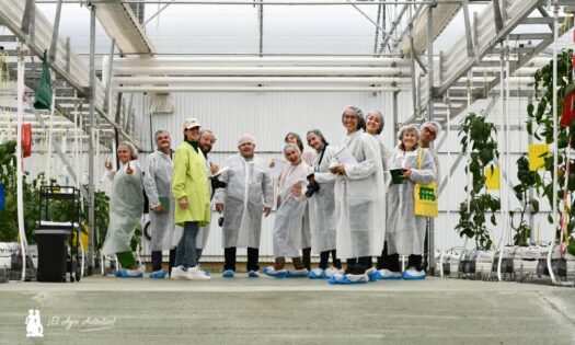 Grupo de periodistas en el invernadero de High Tech durante el tour de Semillas Fitó / agroautentico.com