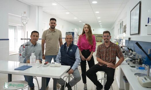 Juan Manuel Conde y Manuel Cara, desarrollo y ventas de Top Seeds; con José Mª Molina, subdirector de Campomar; y Victoria y Sergio, alumnos de la EFA / agroautentico.com
