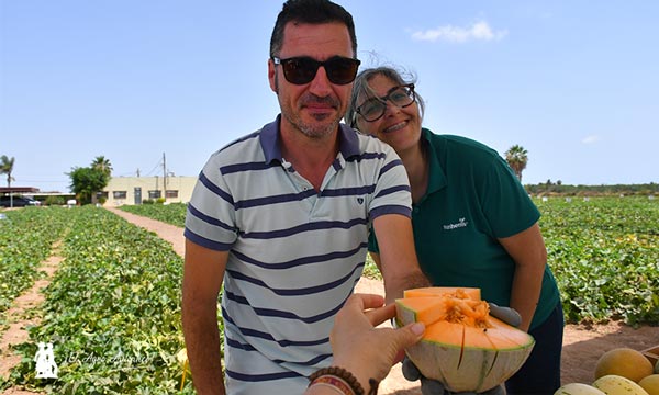 Enrique Ballester, Account Manager de melón en BASF, y Elvira Vitores con el nuevo cantaloup de Nunhems / agroautentico.com