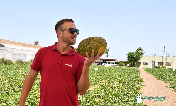 José Ramón Naranjo con melón Quintero / agroautentico.com