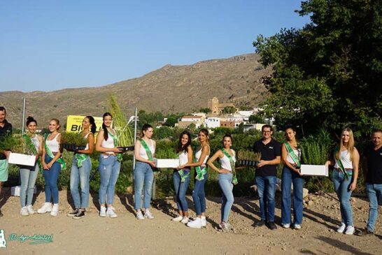 Miss Tierra España aprende en Almería a reforestar con Biosur