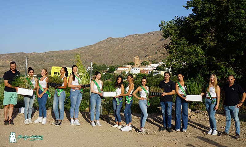 Miss Tierra España aprende en Almería a reforestar con Biosur