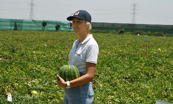 Lorena Torres con las sandías de Takii Seed en Murcia / agroautentico.com