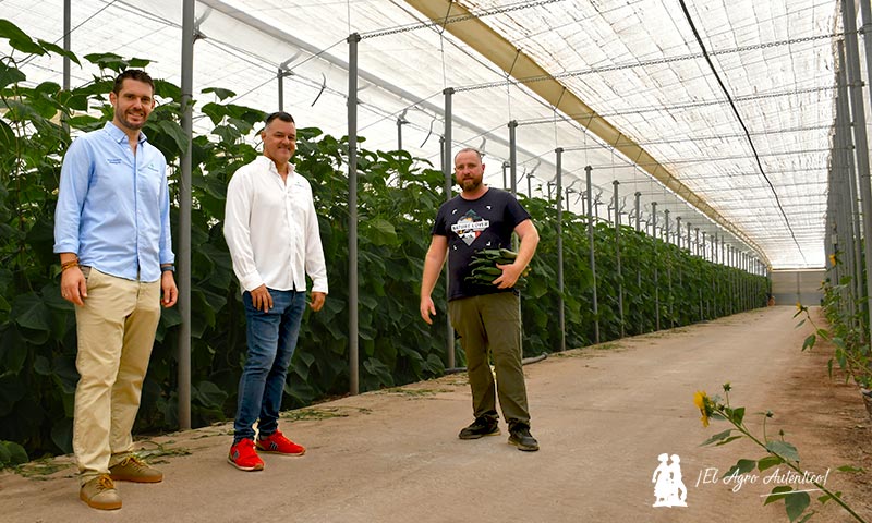 Alberto Vargas y Manolo Uroz, de Asfertglobal, con el agricultor Paco Cara / agroautentico.com