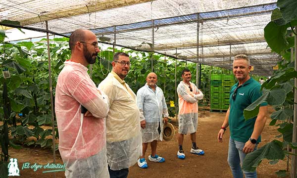 Manu Martínez con un grupo de productores de pepino en las jornadas de Calado / agroautentico.com