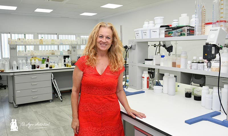María Zamora en el laboratorio físico-químico de Vellsam / agroautentico.com
