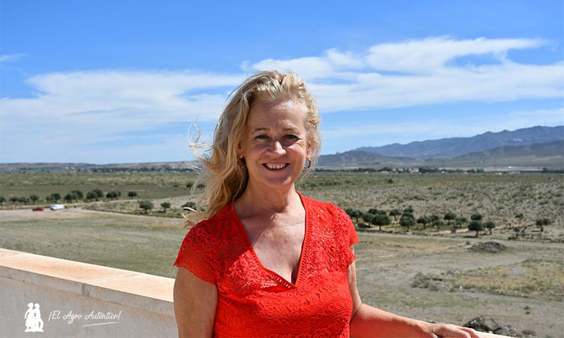 María Zamora, consejera delegada de Vellsam, en la finca de Tabernas en las que se ubicará 'Blue Desert' / agroautentico.com
