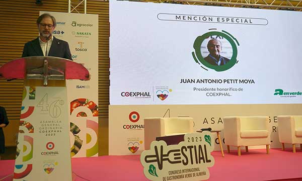El periodista David Baños anunciando la Mención Especial de los Premios Almería en Verde / agroautentico.com