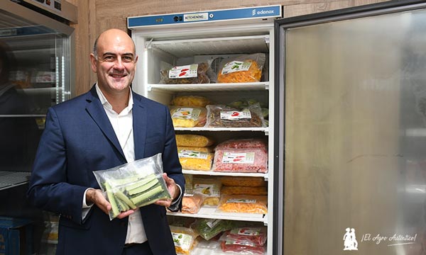 Jesús Barranco, CEO de La Unión, con algunas de las referencias de producto congelado / agroautentico.com