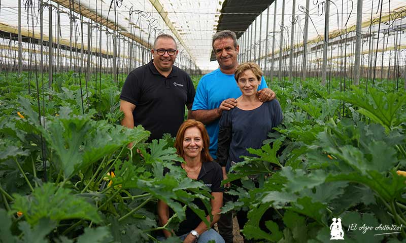 Víctor López y Ana Sicre, representantes de Certis Belchim, con los agricultores, José Antonio de Toro y Marisa Ávila / agroautentico.com