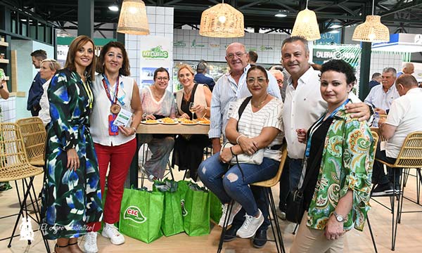 María Canle con la familia de SAT Frupal en Fruit Attraction 2023 / agroautentico.com