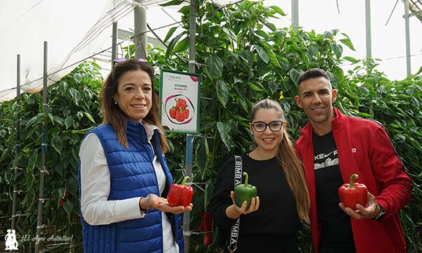Eva Mª Gómez, técnica de Sakata, con Manuel y Julia, agricultores de El Ejido / agroautentico.com