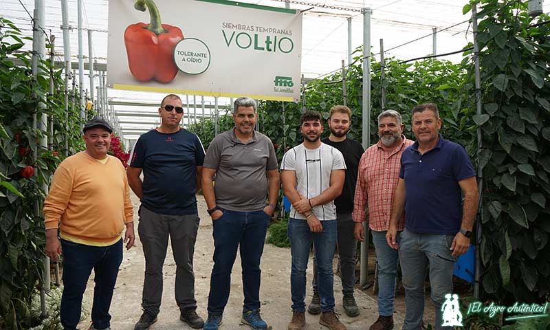 Miguel Ángel Fernández y Juan Escobar con técnicos de MABE y otros agricultores almerienses / agroautentico.com