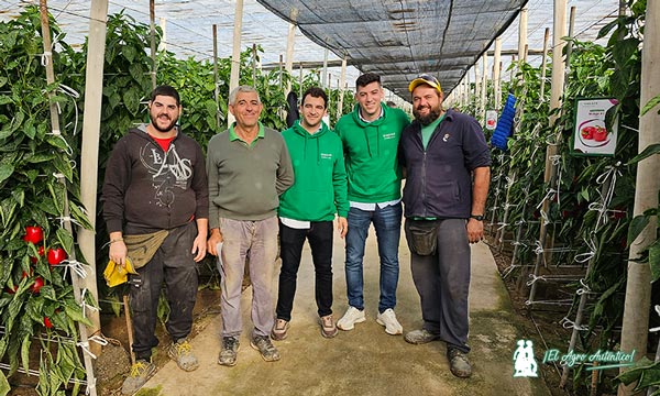 Familia Medina con los técnicos de Sakata Pedro y Francisco / agroautentico.com