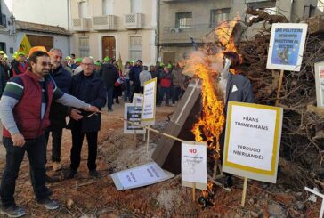 Agricultores valencianos protestan contra los planes de Bruselas con una 'hoguera del vino'