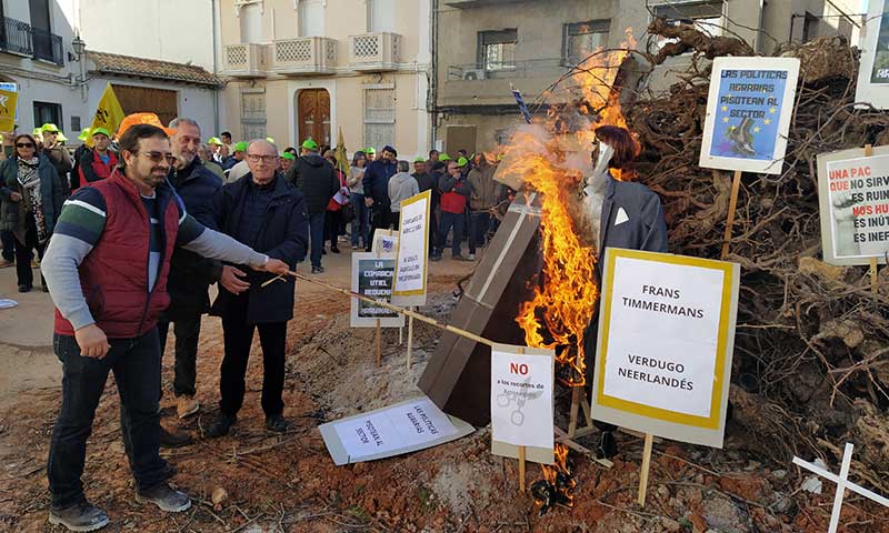 Agricultores valencianos protestan contra los planes de Bruselas con una ‘hoguera del vino’