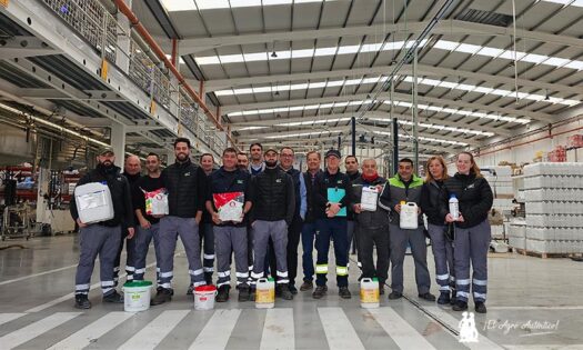 Foto de familia con los trabajadores de AGRInova Science: fertilizantes sólidos y líquidos en Huércal-Overa / agroautentico.com