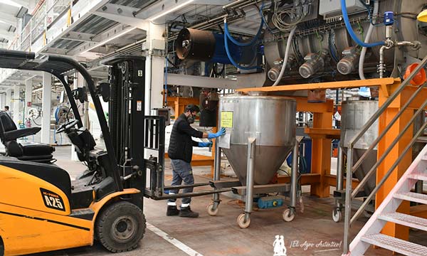 Operario en la zona de sólidos de producto terminado. AGRInova Science / agroautentico.com