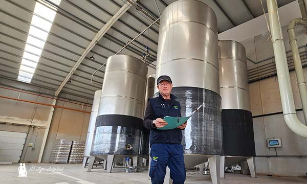 Manolo Navarro junto a los grandes tanques que sirven de depósito para los líquidos antes de su producción. Fertilizantes, abonos líquidos / agroautentico.com