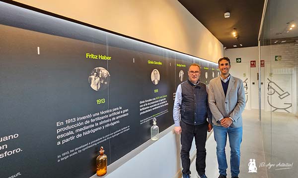 Rodrigo González y Pedro González en la galería por la que se accede a la fábrica de AGRInova Science / agroautentico.com