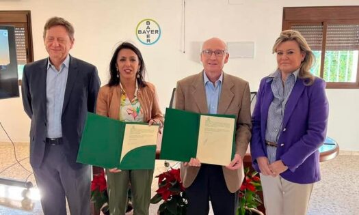 Richard Borreani de Bayer y Marta Bosquet del Ifapa firman un acuerdo para colaborar en I+D+ en Andalucía / agroautentico.com