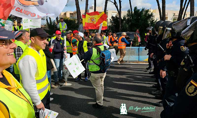 Agricultores bloquean y dejan sin actividad el puerto de Algeciras
