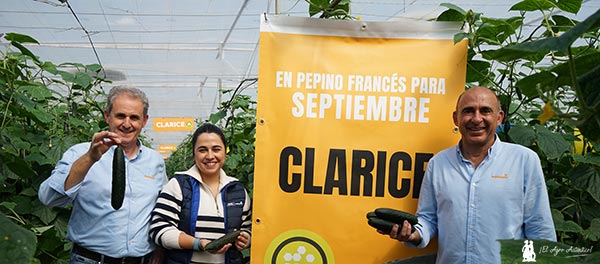 Antonio Manuel Alonso, Manuela García y Miguel Ángel Jiménez con el pepino francés Clarice / agroautentico.com
