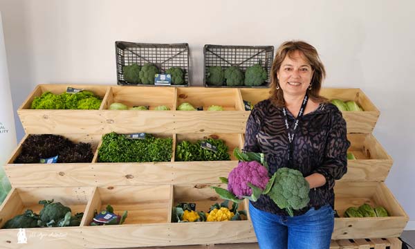 Belen Ramos, Commercial Manager Veg Seeds Iberia en Syngenta, con el nuevo brócoli y la coliflor morada / agroautentico.com