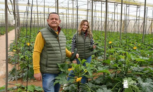 Nicolás Vargas con su hija Nerea. Agricultor y técnica de Vellsam. Modelo familiar / agroautentico.com