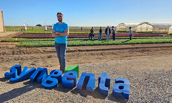 Héctor Vidal da la 'bienvenida' a los campos de hojas y brásicas del nuevo centro de La Puebla / agroautentico.com