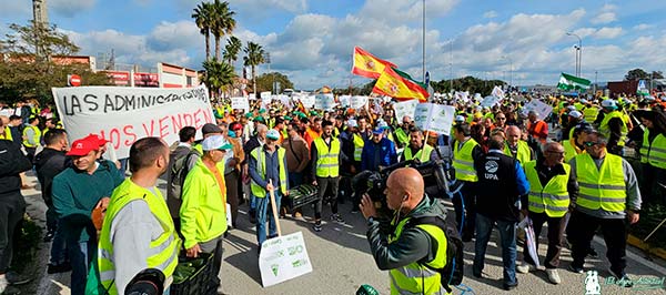 Las Administraciones nos venden, reza una de las pancartas ante el puerto de Algeciras / agroautentico.com