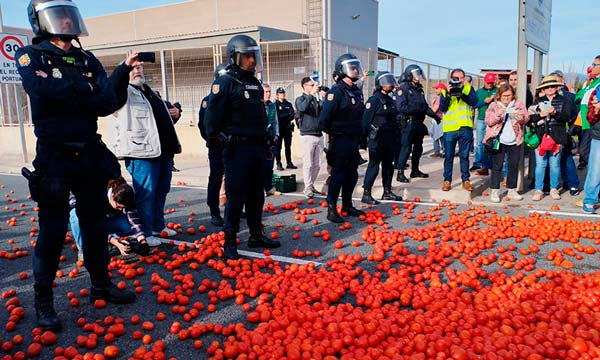 Policía en las protestas de agricultores frente a las importaciones de Marruecos en la costa de Granada / agroautentico.com