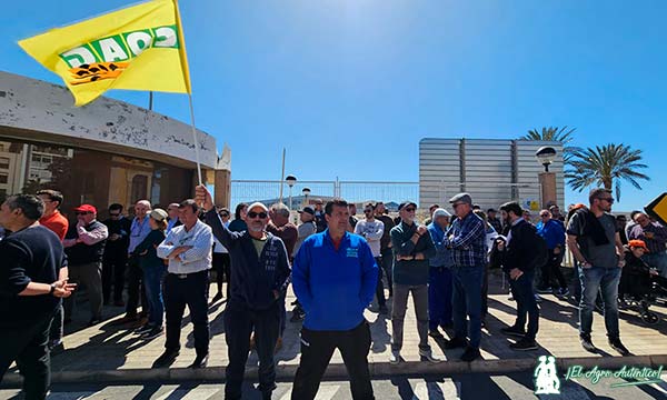 Agricultores almerienses protestan en el puerto de Almería frente a las importaciones de terceros países / agroautentico.com