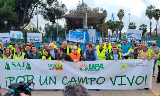 Agricultores protestan ante el puerto de Sevilla (Asaja, Coag y Upa) / agroautentico.com