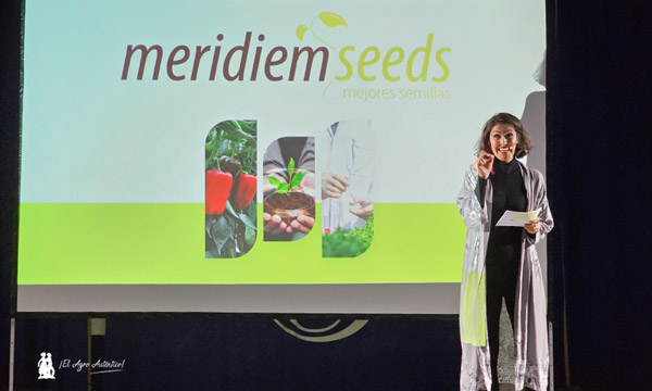 Gala de los Pimientos de Meridiem Seeds. Antonia Triviño, monologuista y humorista dando la bienvenida / agroautentico.com