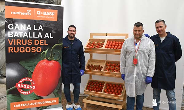 Fernando Nache y Sergio Gázquez, técnicos de ensayos de la multinacional de semillas, con el agricultor Francisco Martínez / agroautentico.com