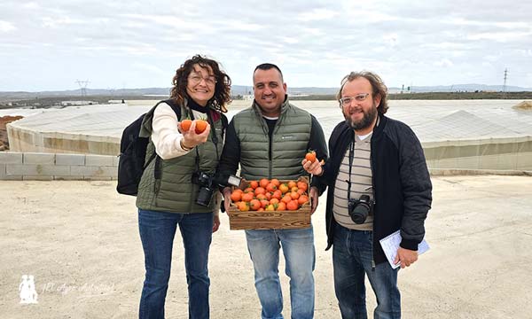 Ana Rubio y José Antonio Arcos con el agricultor almeriense del tomate de colgar / agroautentico.com