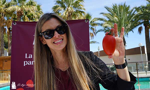 Nuria Rodríguez muestra cómo AL671 es una tomate pera con forma más definida / agroautentico.com