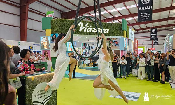 Expositor de Hazera en la feria de Níjar 2024, Expolevante. Casas de semillas / agroautentico.com