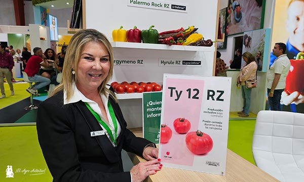Mª del Mar Gimeno señala la variedad Ty 12 RZ que trabaja Ametller Origen como marca Tomate Tip-Top / agroautentico.com