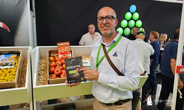 Ángel Pelegrina, director de Top Seeds, señala el portainjertos resistente Interceptor / agroautentico.com
