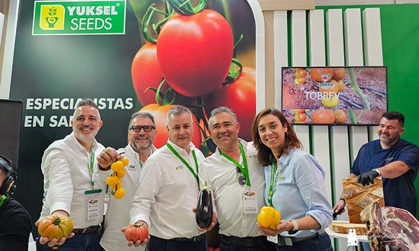 Equipo de Yuksel Seeds en Expolevante 2024 / agroautentico.com