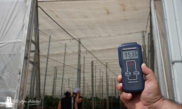 Medición con el radiómetro en el exterior del invernadero / agroautentico.com