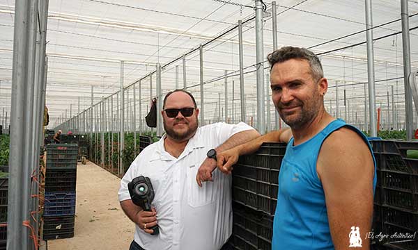 Nelson Pérez con el radiómetro y el agricultor Enrique Peña / agroautentico.com